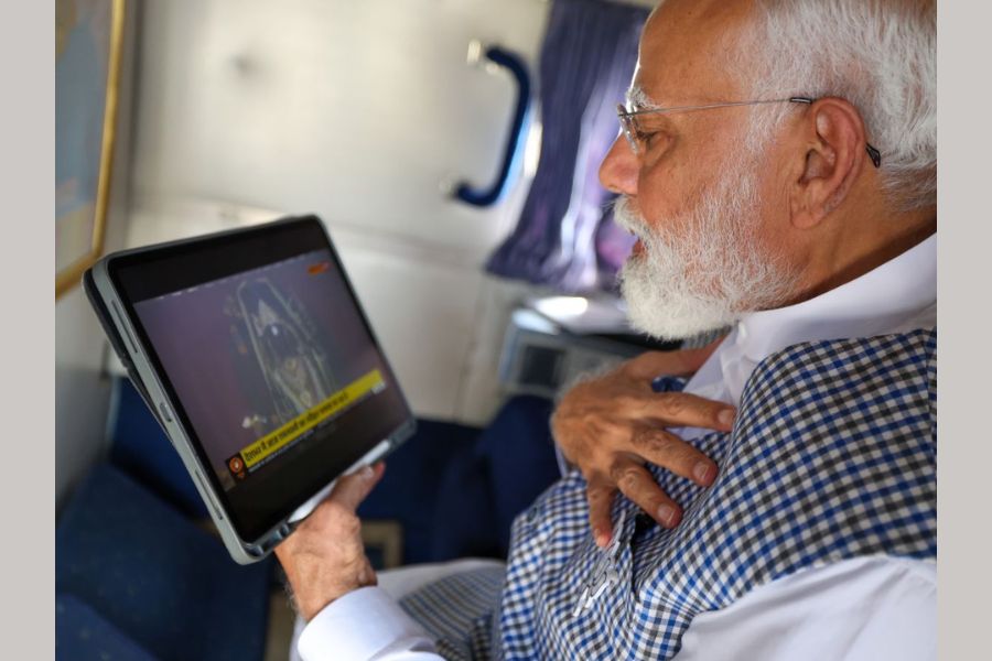 Prime Minister Narendra Modi watches ‘Surya Tilak’ of Ram Lalla.
